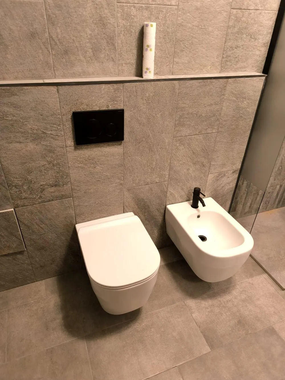 Precisione: Placca Geberit Centrata — Bagno a Rivalta di Torino