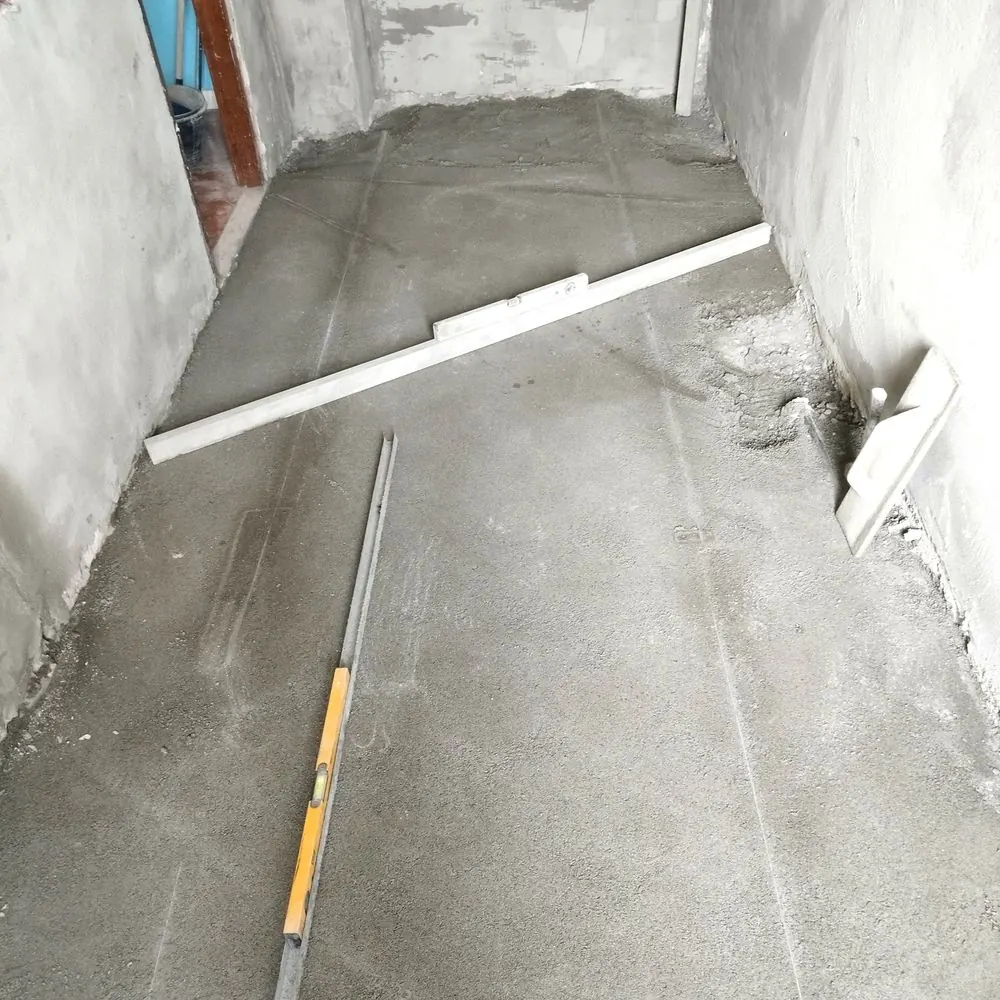 Staggiatura e livellamento del massetto — Bagno a San Mauro Torinese