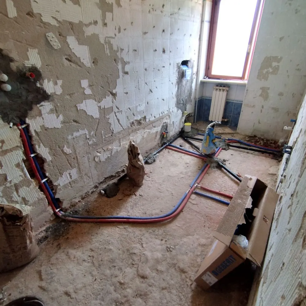 Nuove tubazioni idrauliche a parete — Bagno a San Mauro Torinese