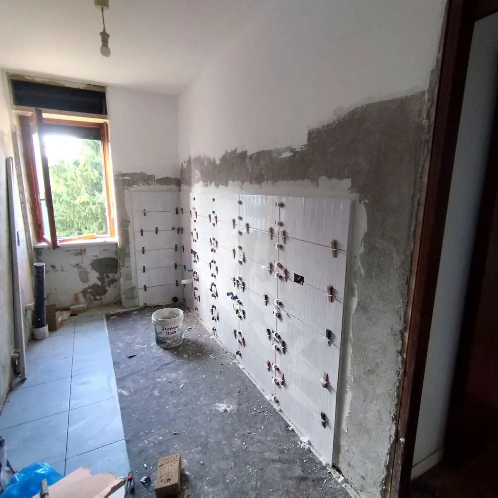 Posa rivestimenti pareti — Bagno a San Mauro Torinese