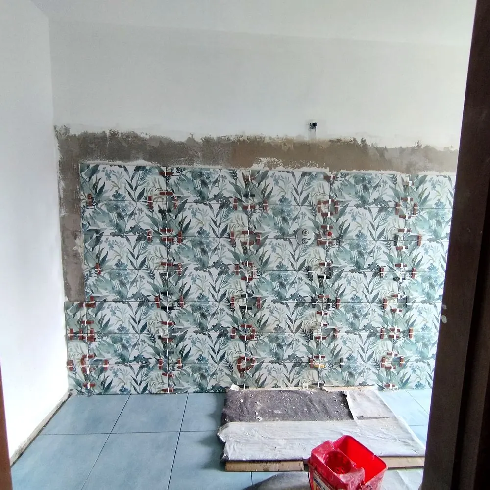 Posa rivestimento gres effetto botanico — Bagno a San Mauro Torinese