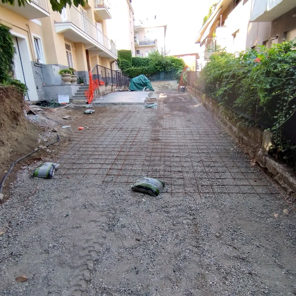 Armatura elettrosaldata per la sezione successiva — Cortile in porfido, Gran Madre, Torino