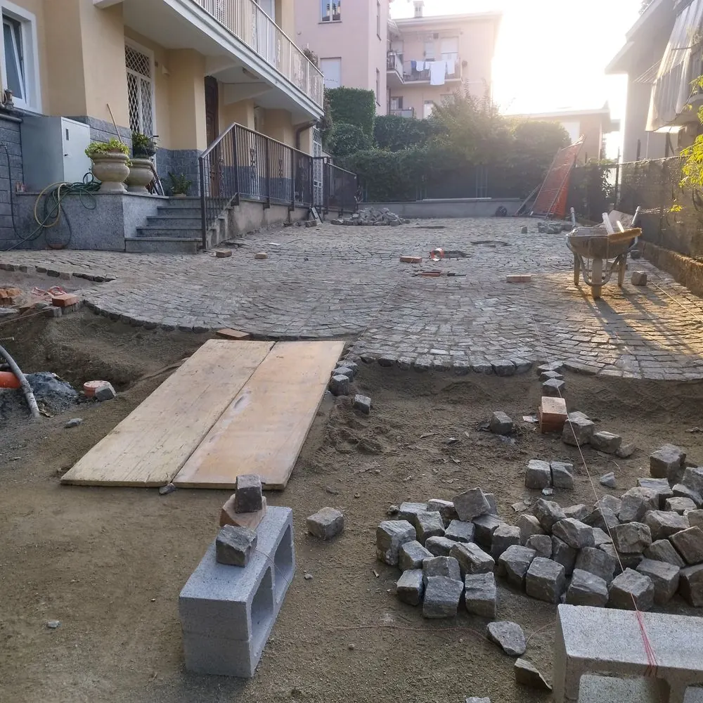 Avanzamento verso la casa — Cortile in porfido, Gran Madre, Torino