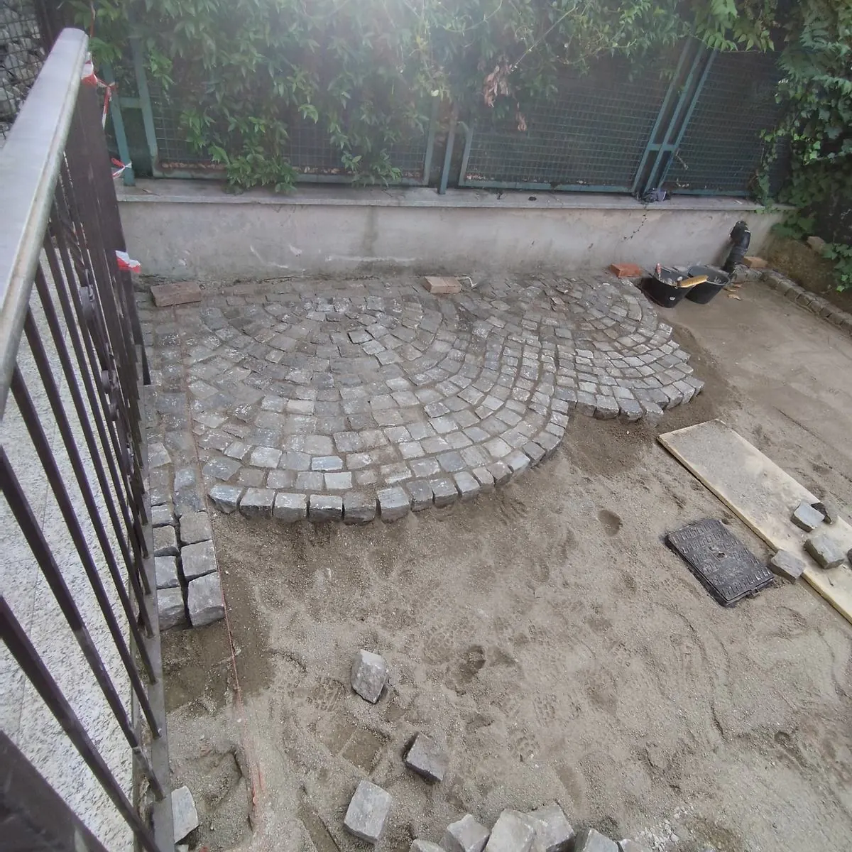 Primo ventaglio completato — Cortile in porfido, Gran Madre, Torino