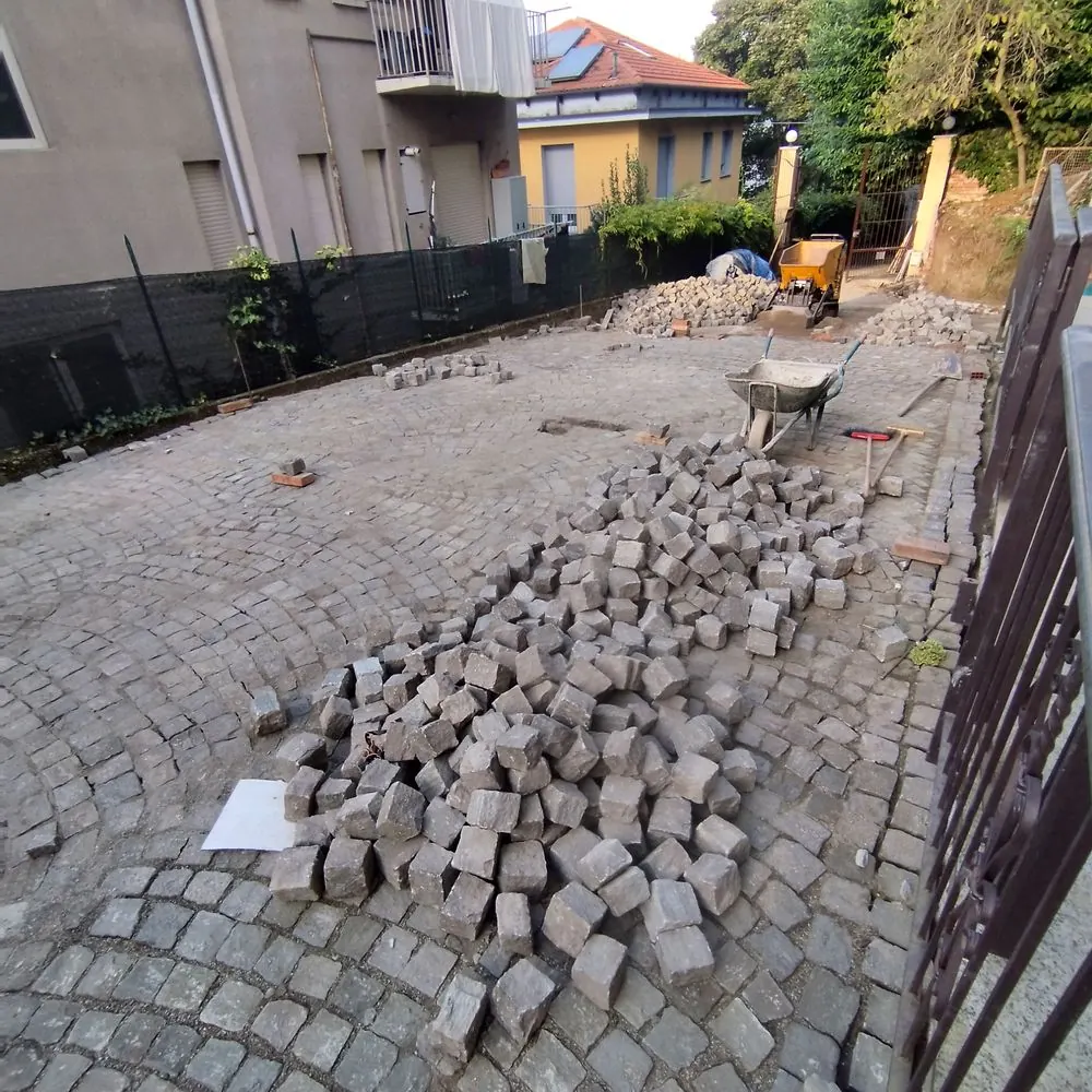 Cubetti pronti per il completamento — Cortile in porfido, Gran Madre, Torino