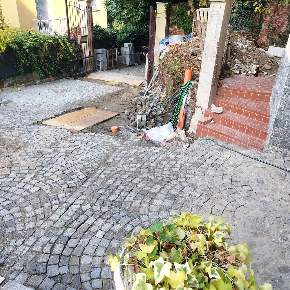 Ultimi dettagli all'ingresso — Cortile in porfido, Gran Madre, Torino