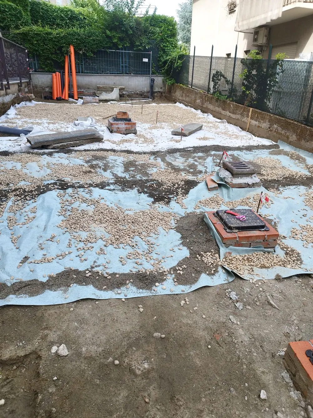 Geotessuto e nuovo impianto acque bianche — Cortile in porfido, Gran Madre, Torino