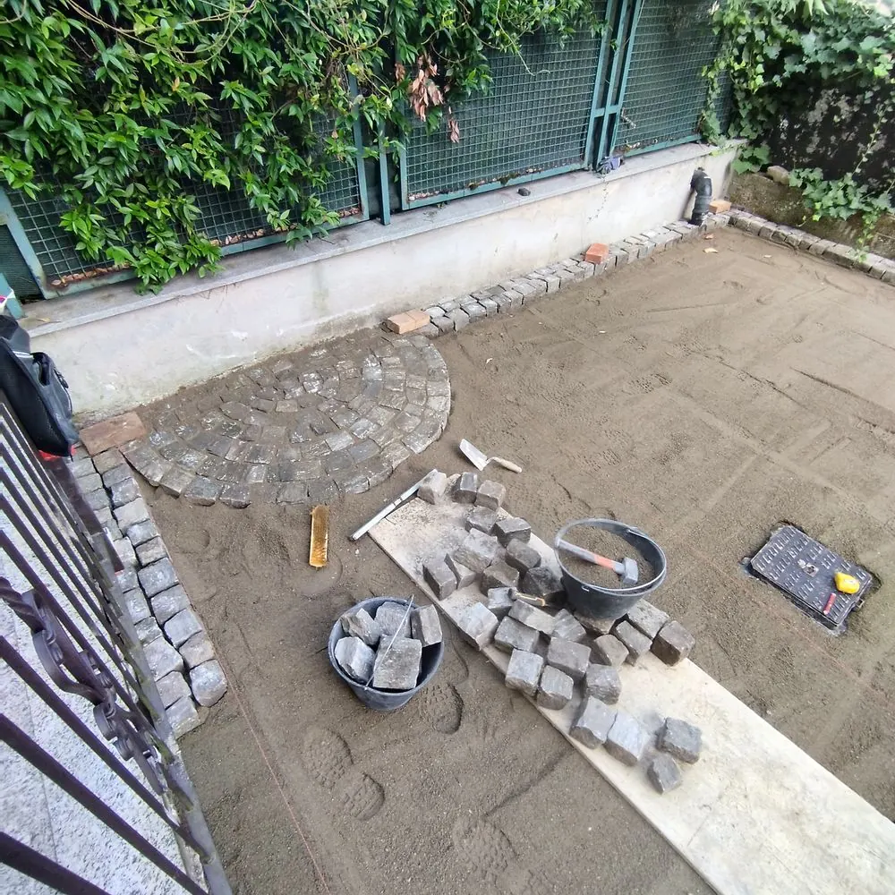 Inizio della posa a coda di pavone — Cortile in porfido, Gran Madre, Torino