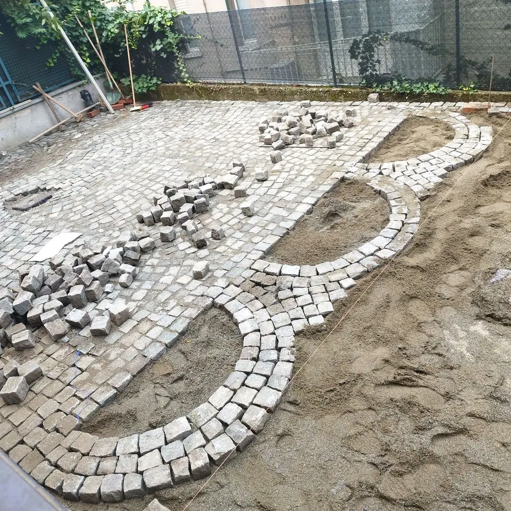 Motivo a S: dettaglio — Cortile in porfido, Gran Madre, Torino