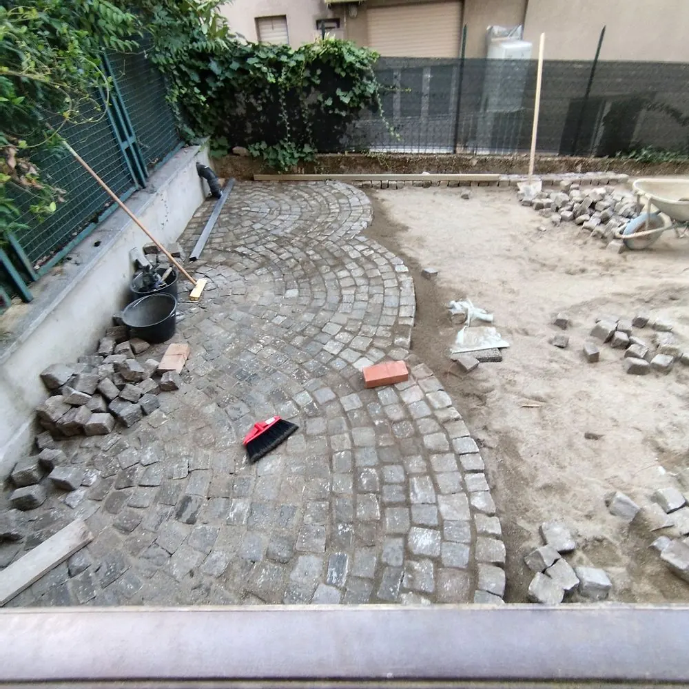 Posa in corso — Cortile in porfido, Gran Madre, Torino