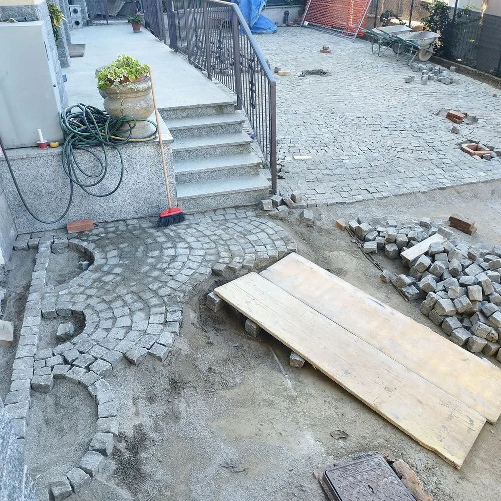Posa in prossimità della scala d'ingresso — Cortile in porfido, Gran Madre, Torino