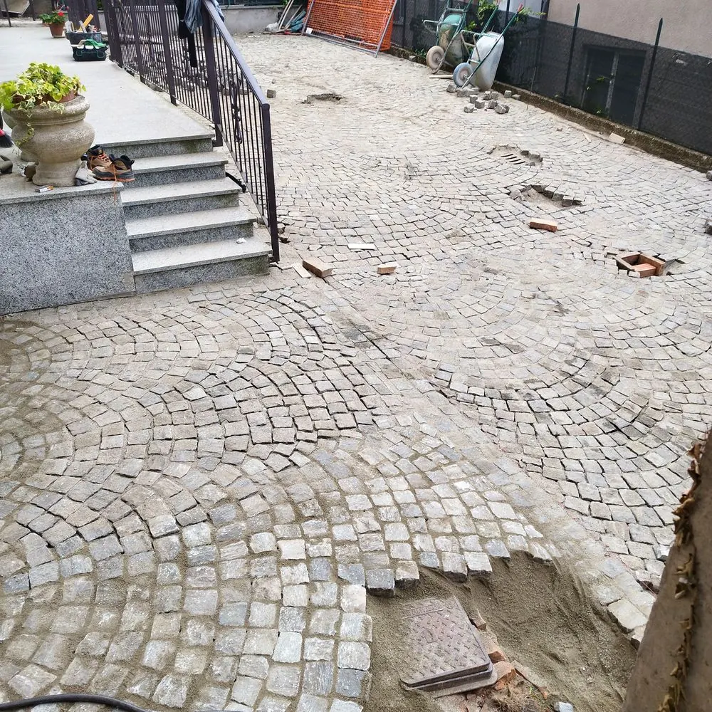 Posa quasi ultimata — Cortile in porfido, Gran Madre, Torino