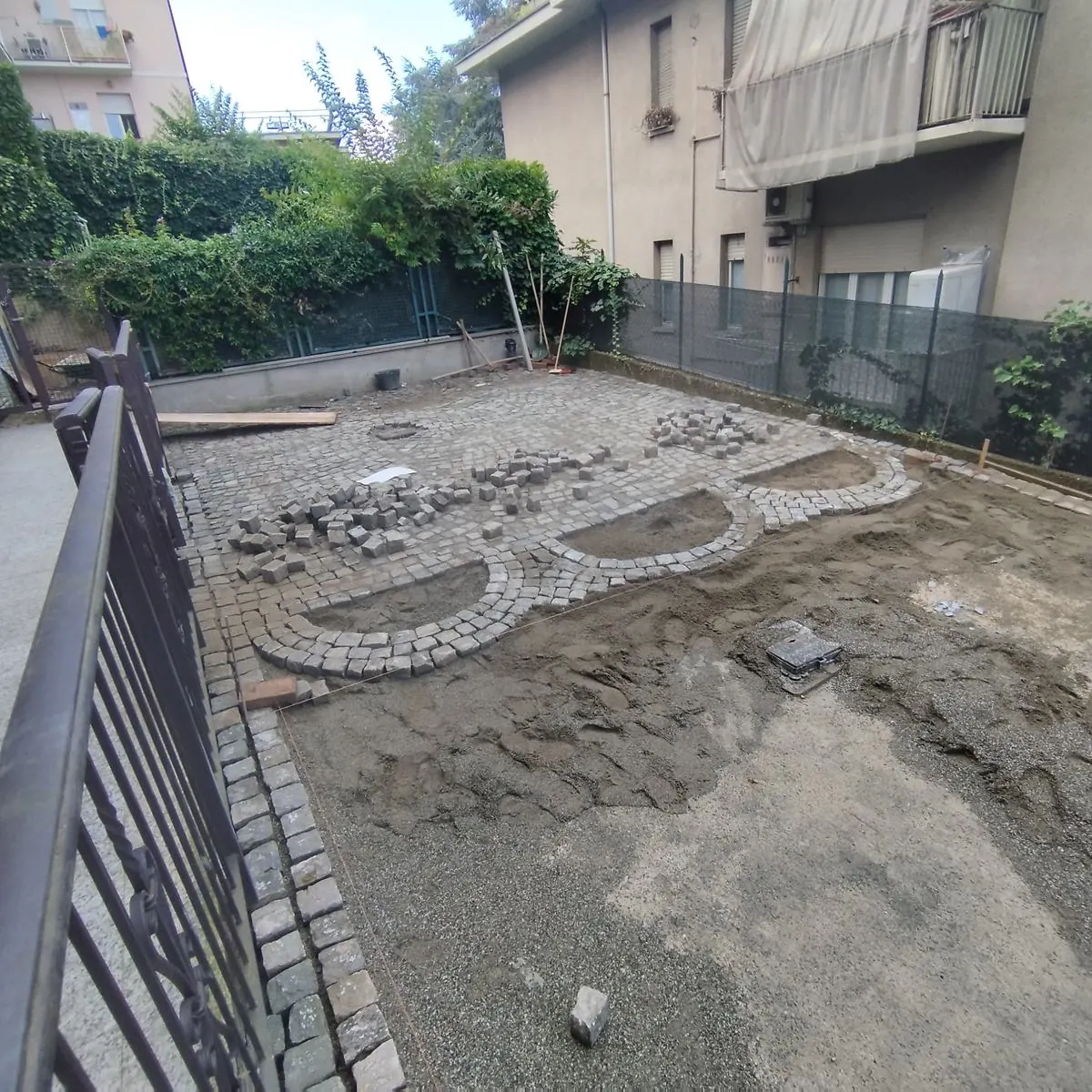 Posa avanzata su tutto il cortile — Cortile in porfido, Gran Madre, Torino