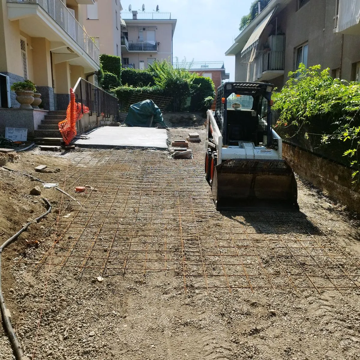 Getto del massetto armato: completamento — Cortile in porfido, Gran Madre, Torino