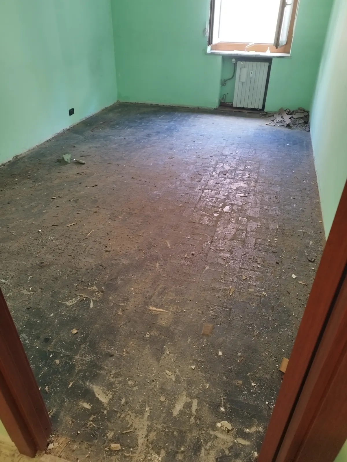 Stato di partenza: stanza con il vecchio pavimento rimosso — Appartamento in Crocetta, Torino
