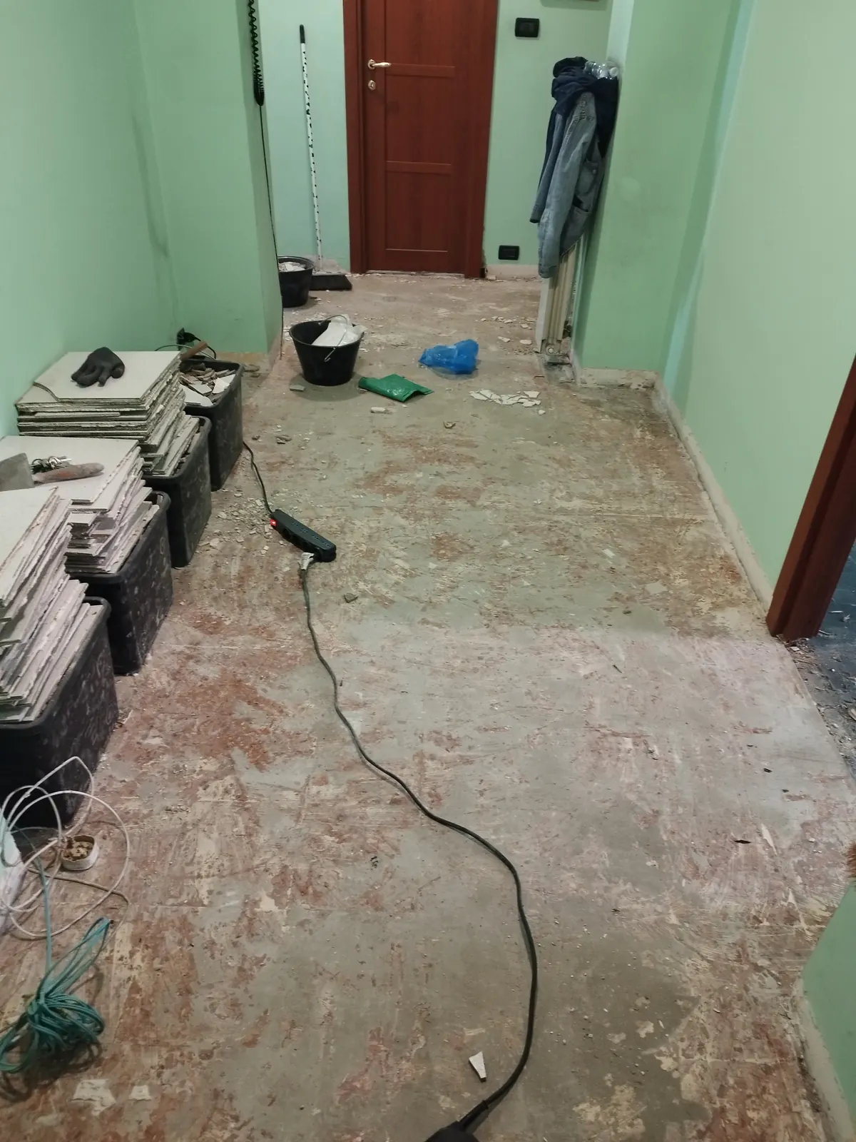 Corridoio durante la rimozione del vecchio pavimento — Appartamento in Crocetta, Torino