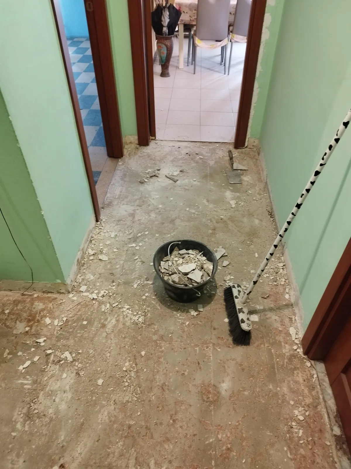 Demolizioni in corso lungo il corridoio — Appartamento in Crocetta, Torino