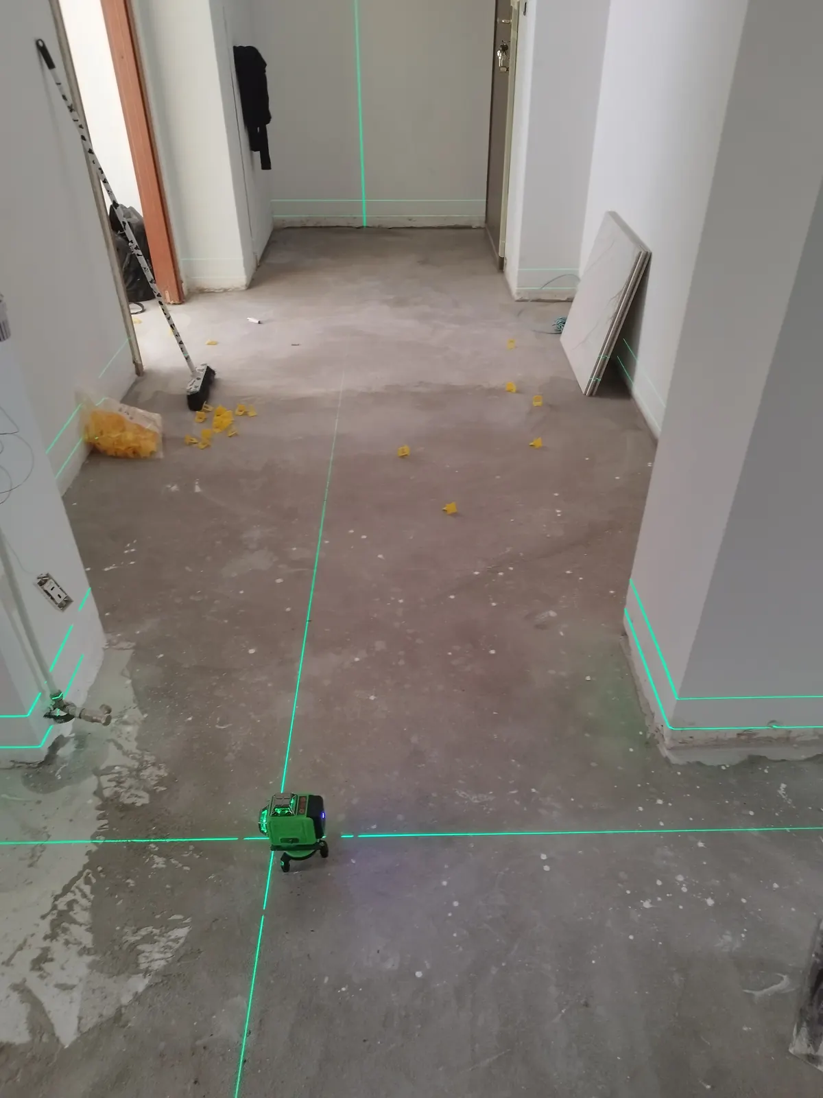 Tracciamento con laser a croce prima della posa — Appartamento in Crocetta, Torino