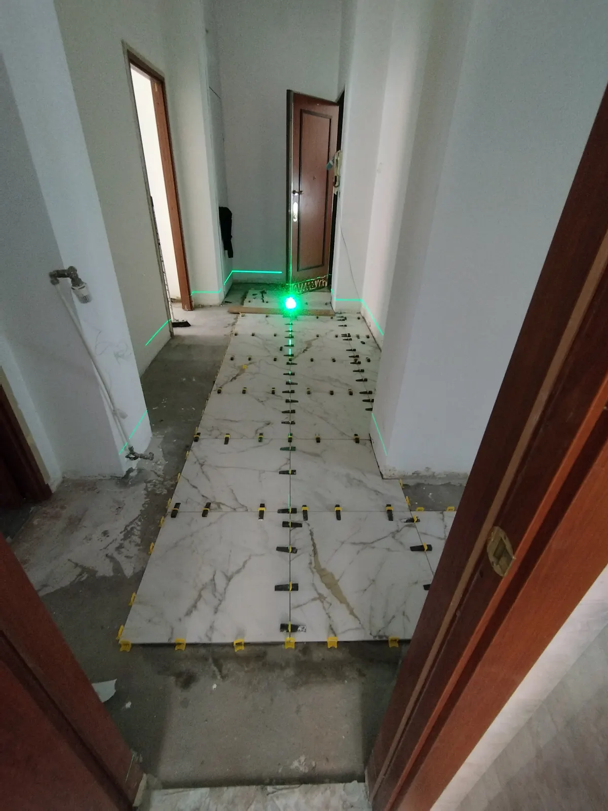 Corridoio: posa allineata al laser — Appartamento in Crocetta, Torino