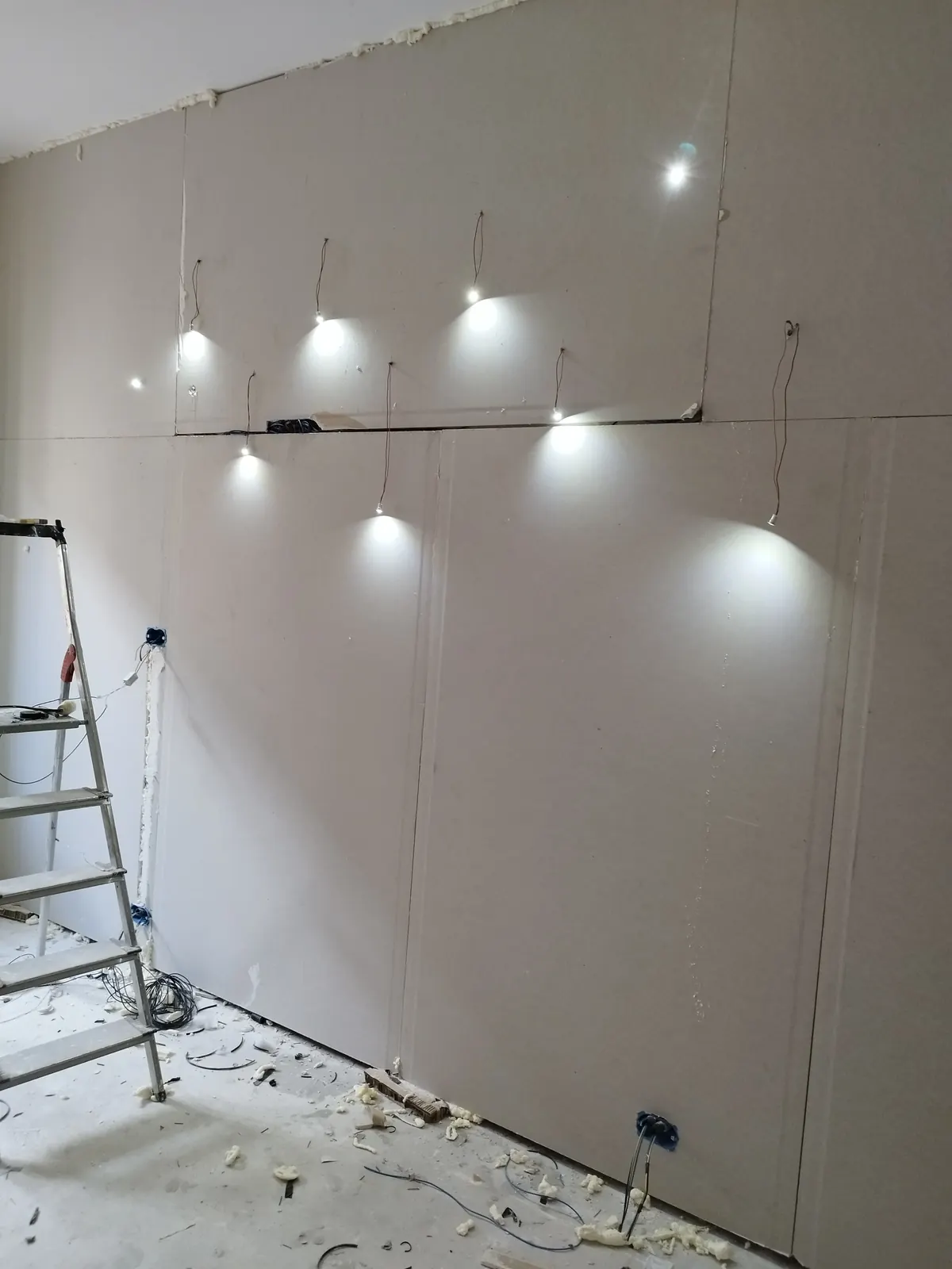 Parete con i faretti LED accesi — Appartamento in Crocetta, Torino