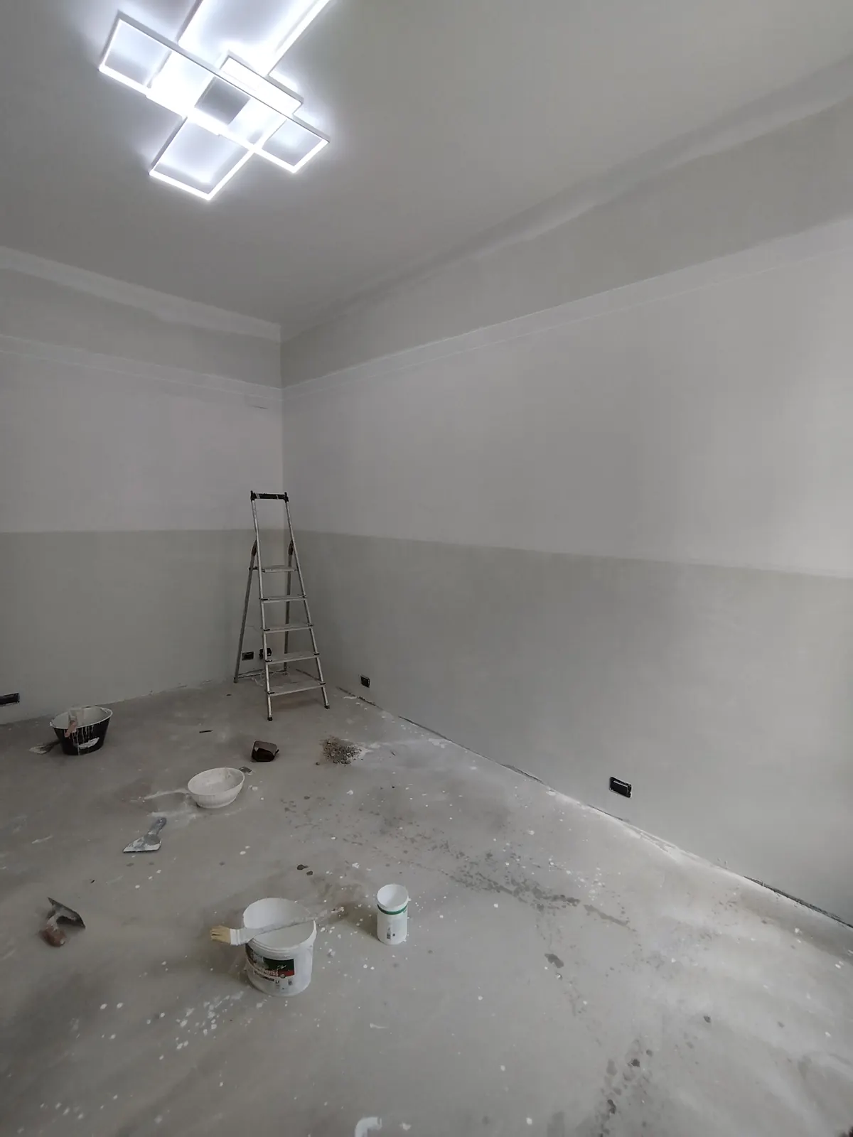 Stanza grigia: preparazione della finitura decorativa — Appartamento in Crocetta, Torino