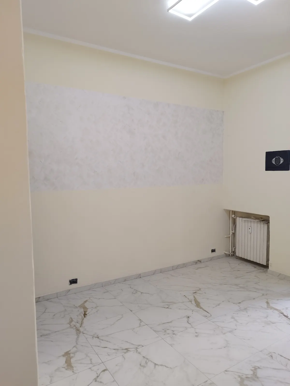 Cucina con riquadro in finitura Cebos Free White effetto geometrico — Appartamento in Crocetta, Torino