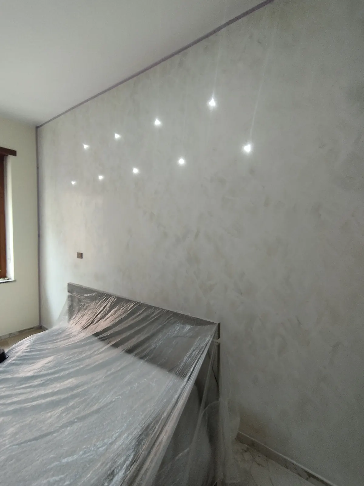 Camera con parete decorativa e cielo stellato — Appartamento in Crocetta, Torino