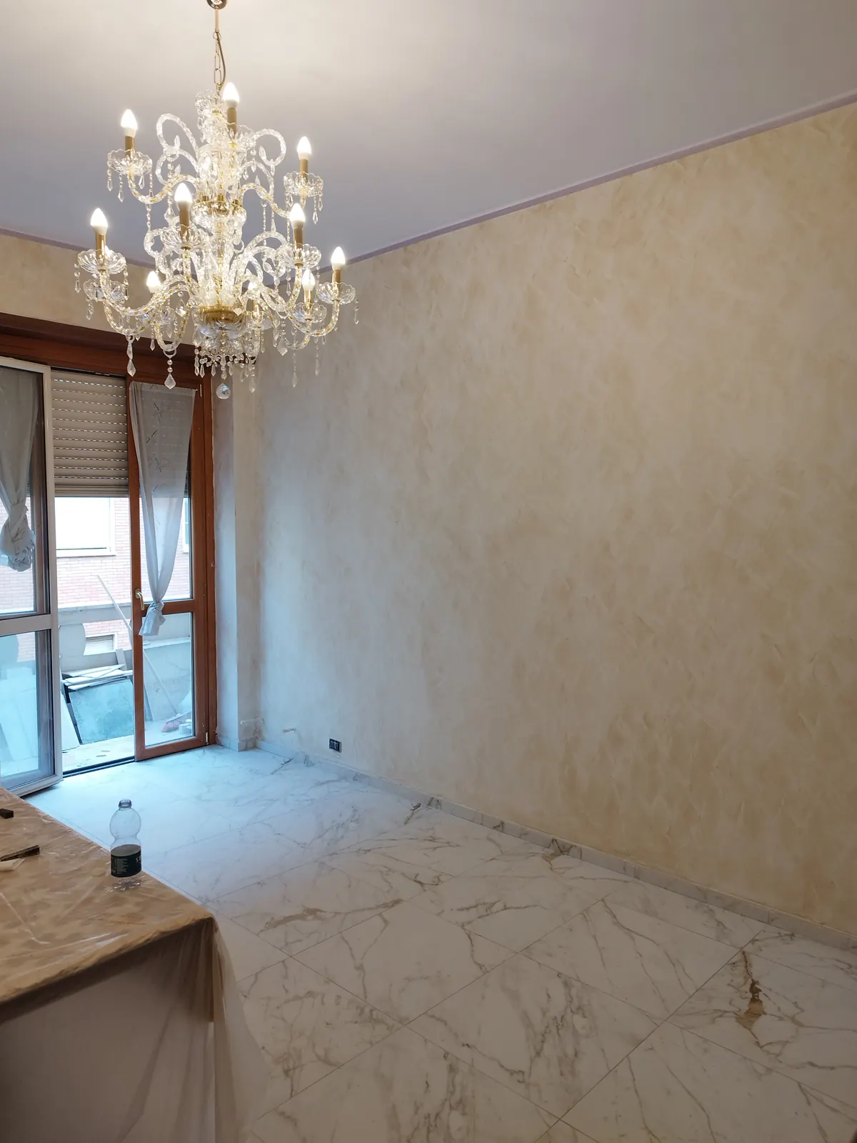 Salone con finitura Cebos Free White Oro — Appartamento in Crocetta, Torino