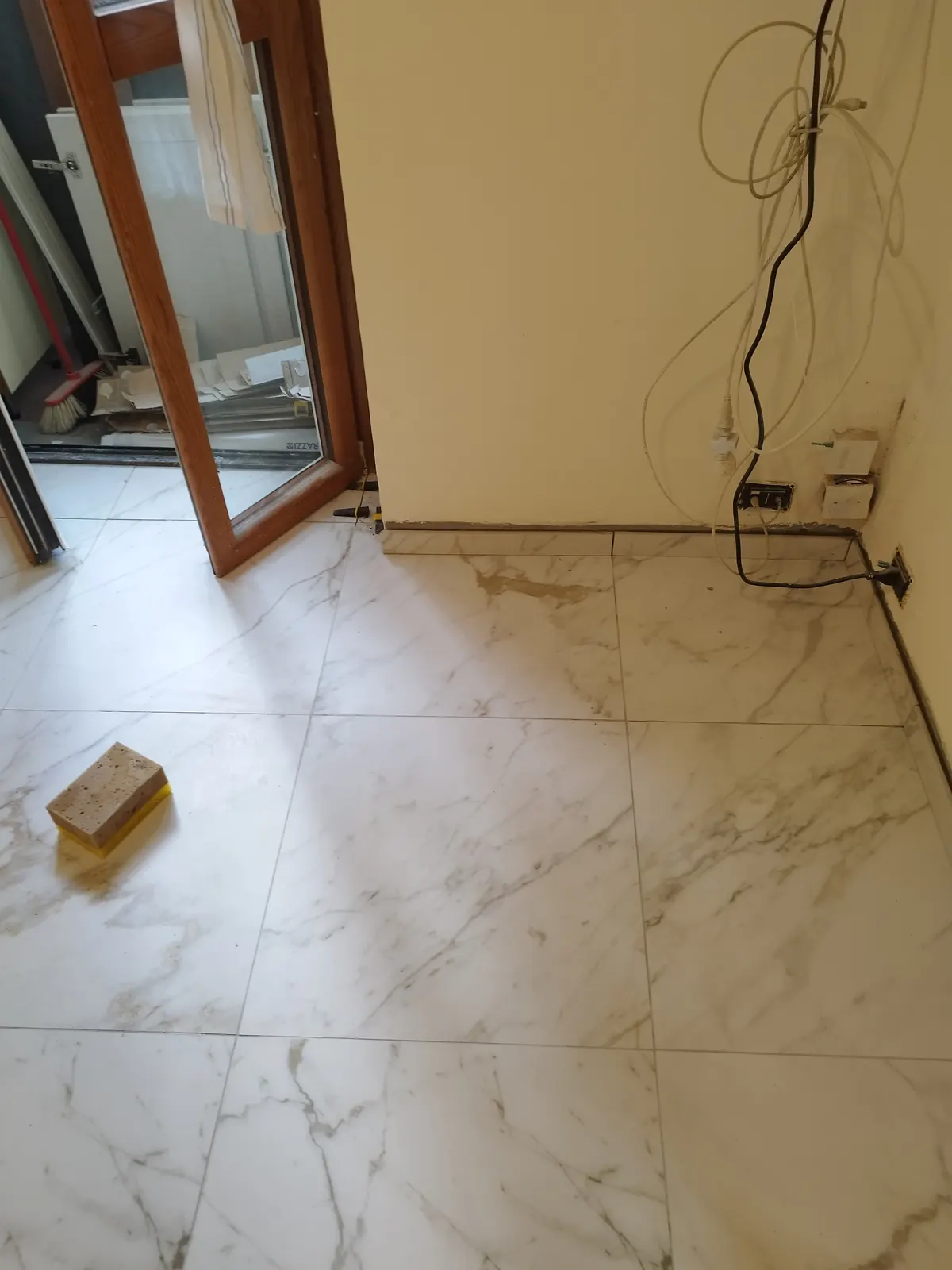 Stanza finita con pavimento Marazzi Calacatta 60×60 opaco — Appartamento in Crocetta, Torino