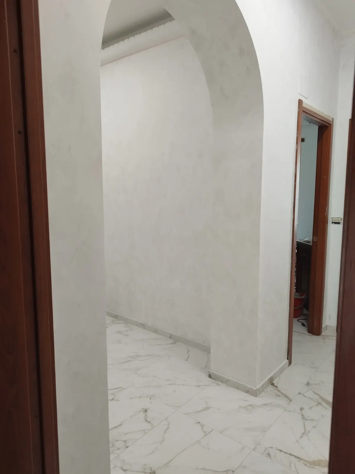 Corridoio con finitura Cebos Free White Argento — Appartamento in Crocetta, Torino