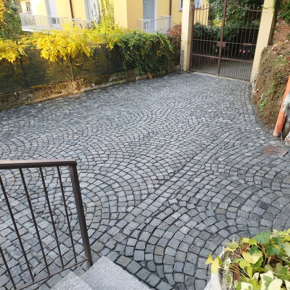Cortile in porfido di Luserna a coda di pavone, Gran Madre Torino