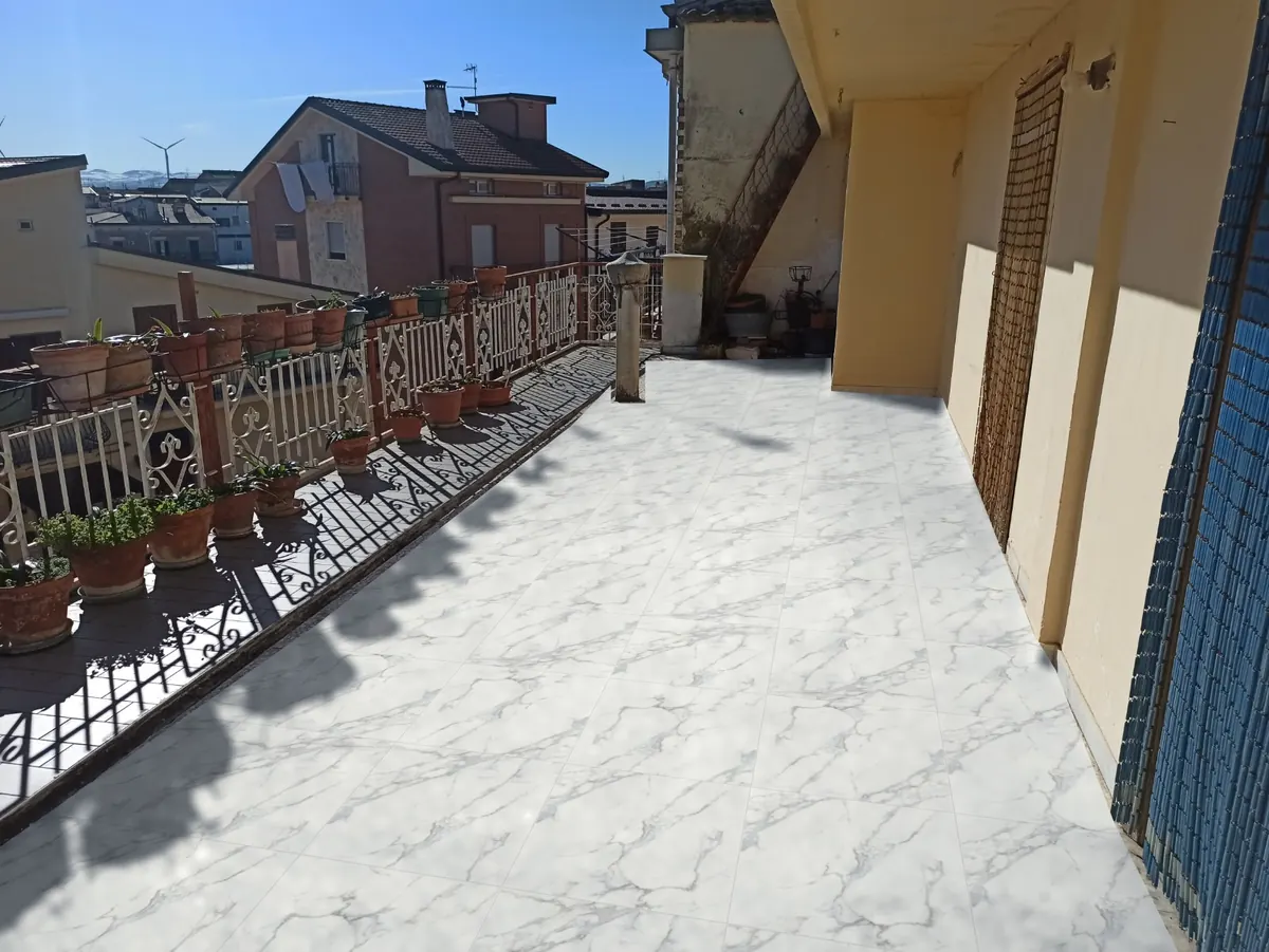 Simulazione dello stesso terrazzo con piastrella virtuale effetto marmo 60x60