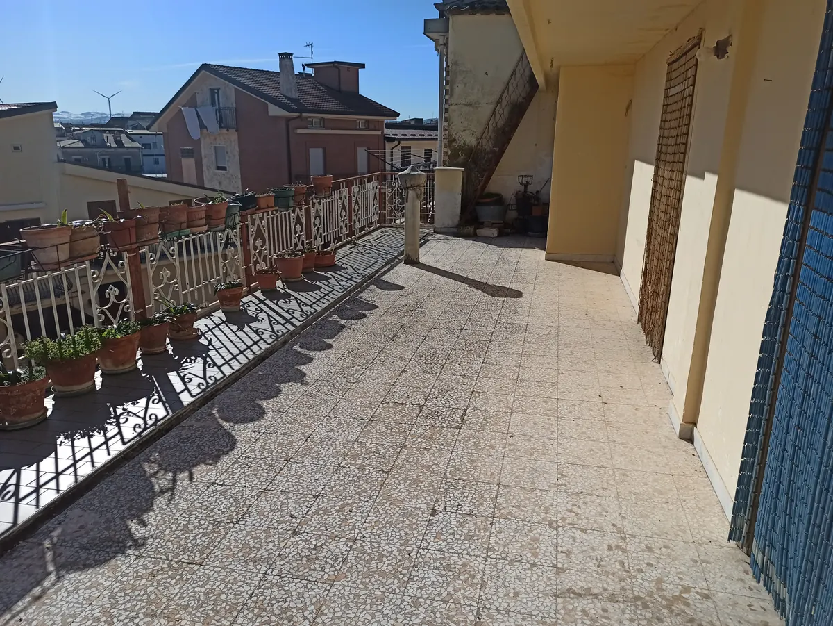 Foto originale di un terrazzo con pavimento in graniglia