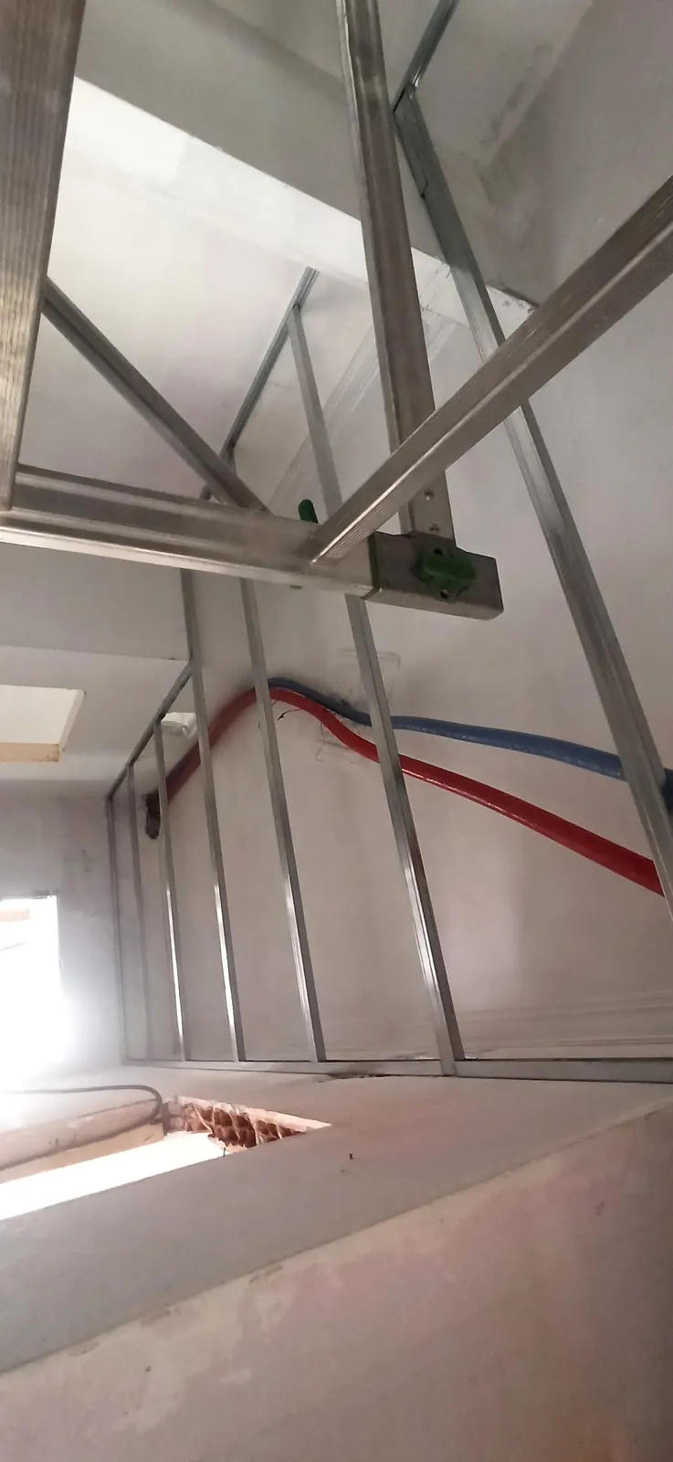 Struttura in cartongesso a soffitto con predisposizione tubazioni — Villa in Corso Casale, Torino