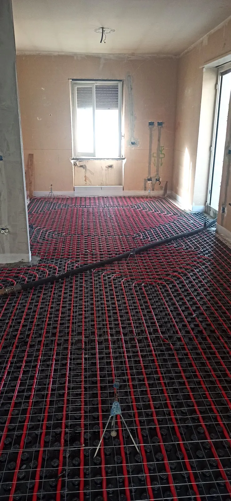 Posa riscaldamento a pavimento, primo ambiente — Villa in Corso Casale, Torino