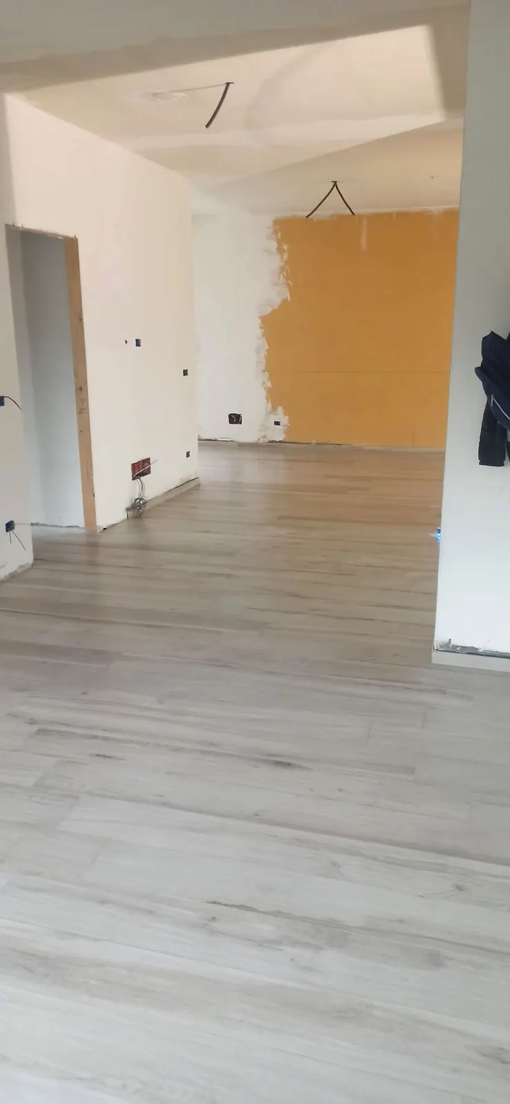 Vano tecnico con pannello OSB e predisposizione impianti — Villa in Corso Casale, Torino