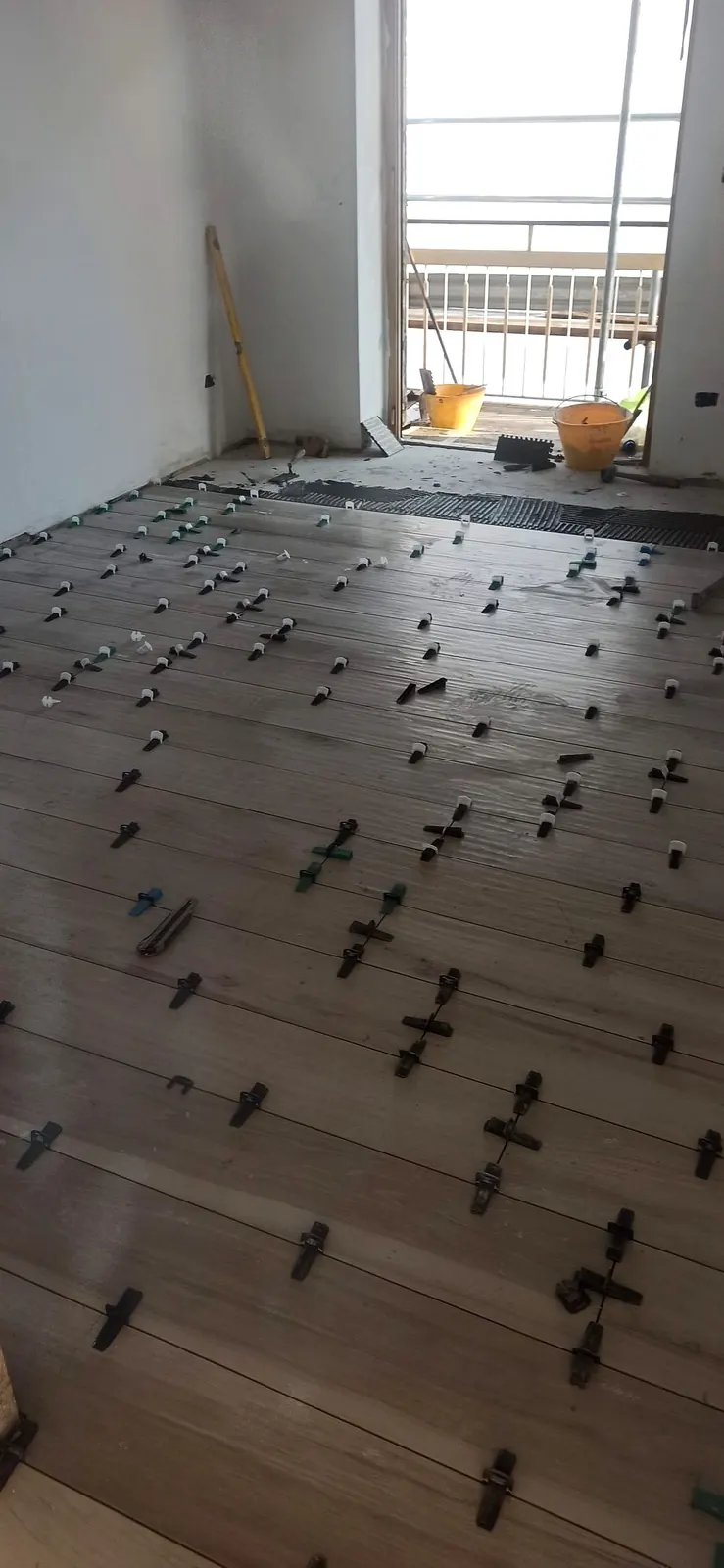 Posa piastrelle, vano con accesso al balcone — Villa in Corso Casale, Torino