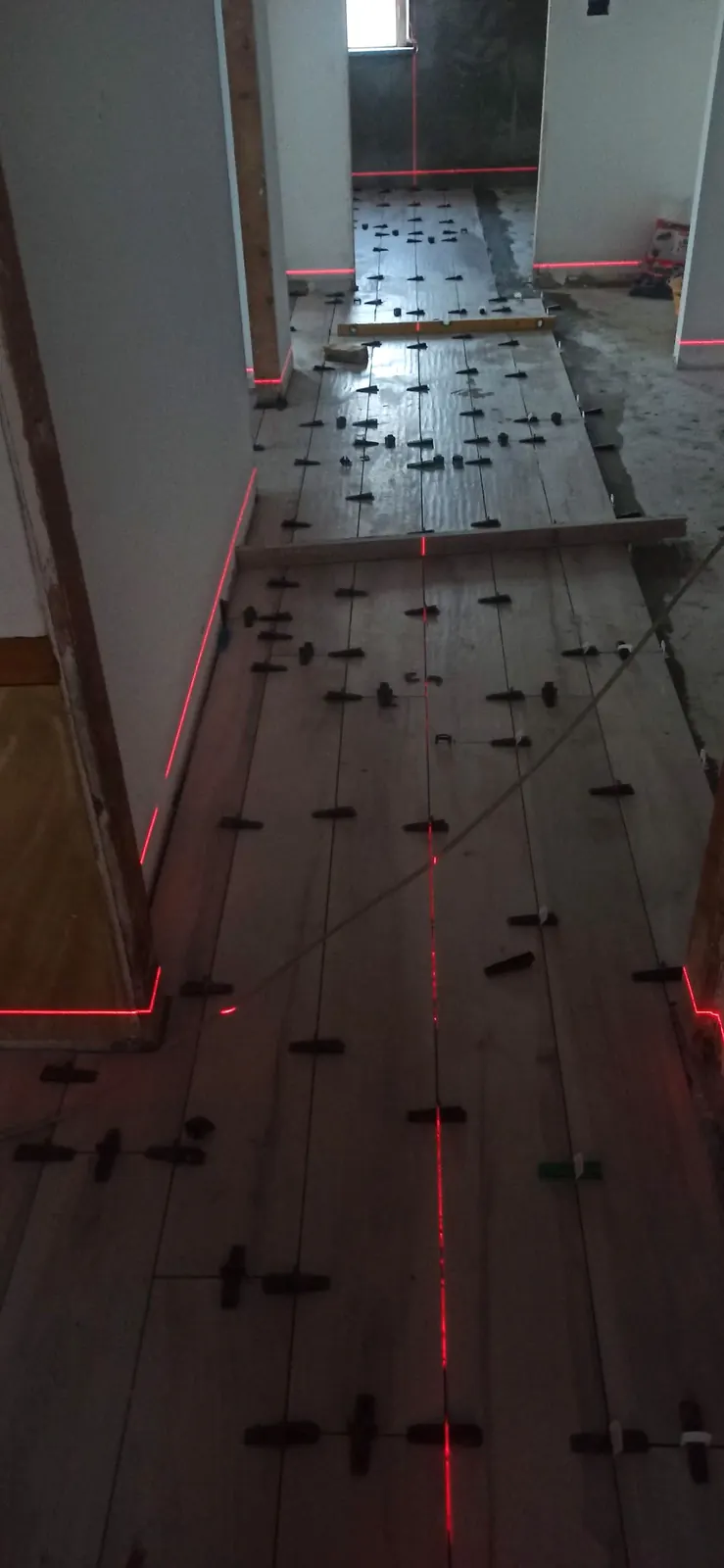 Posa piastrelle a laser nel corridoio — Villa in Corso Casale, Torino