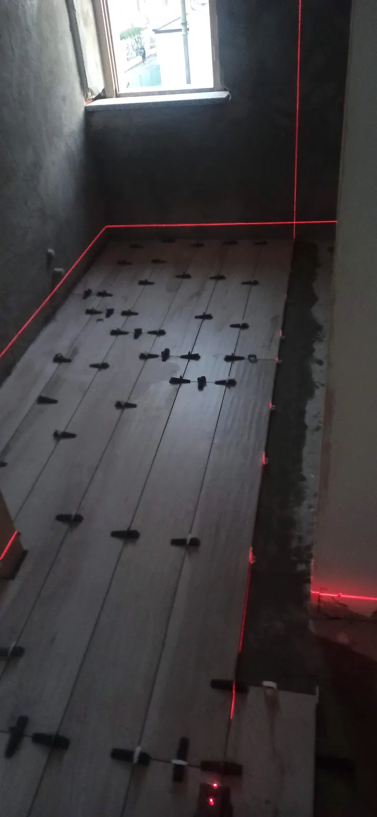 Livellamento laser prima della posa — Villa in Corso Casale, Torino