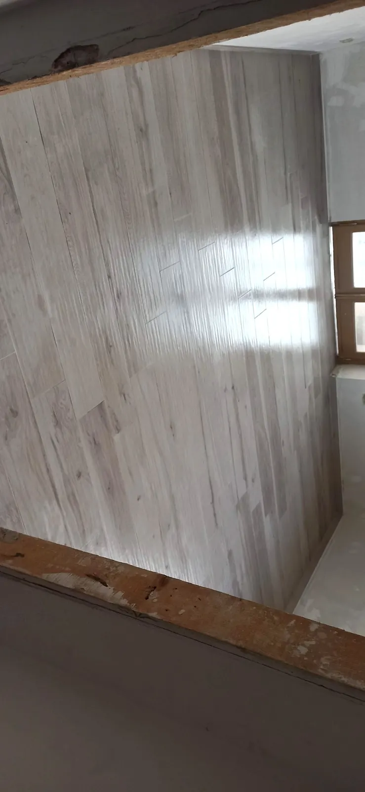 Rivestimento effetto legno nel vano sottoscala — Villa in Corso Casale, Torino