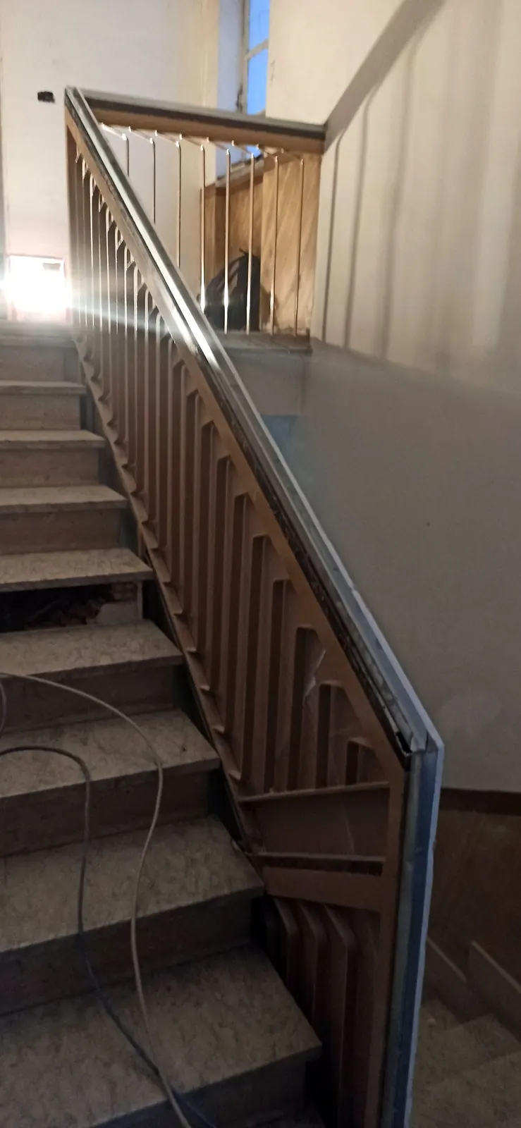 Ringhiera in legno con inserto in vetro — Villa in Corso Casale, Torino