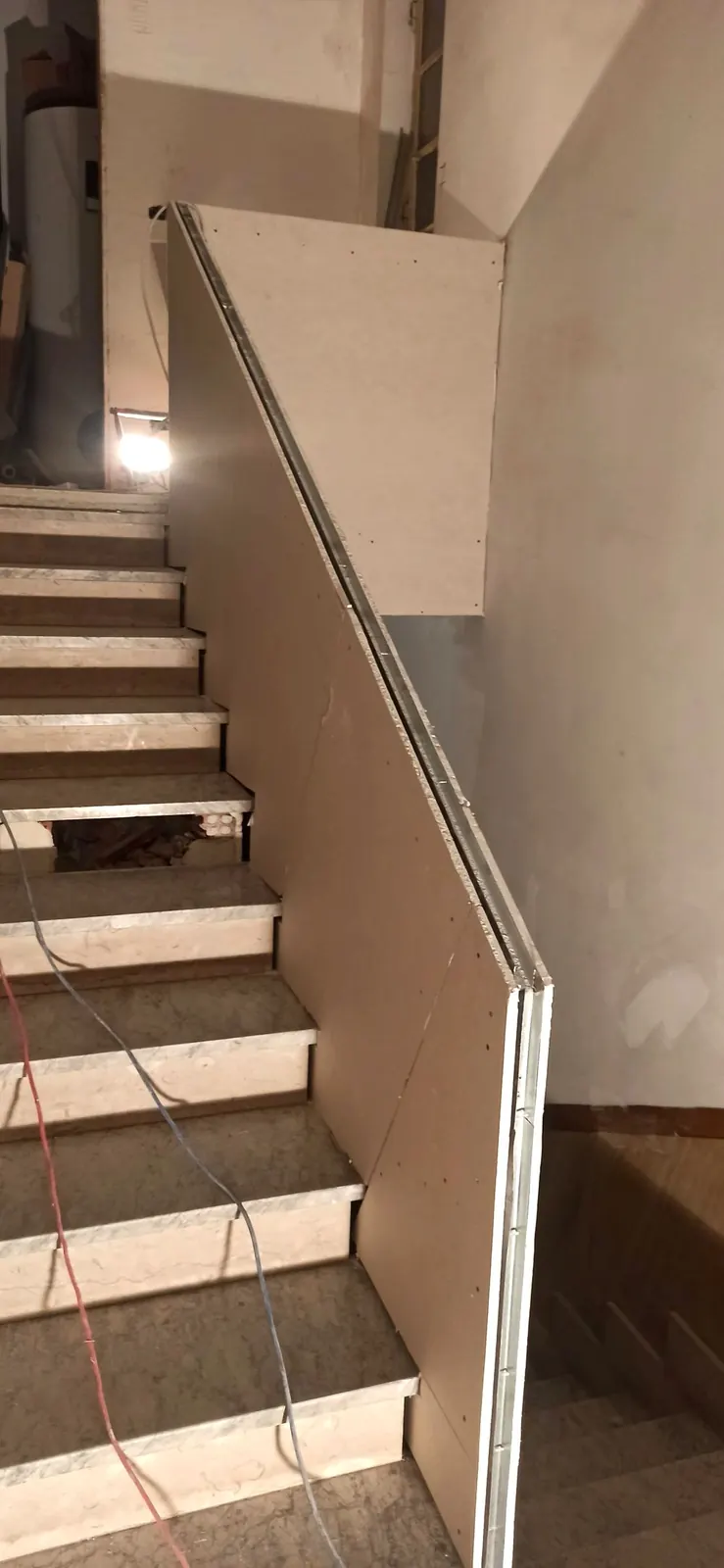 Scala in fase di rivestimento con cartongesso — Villa in Corso Casale, Torino