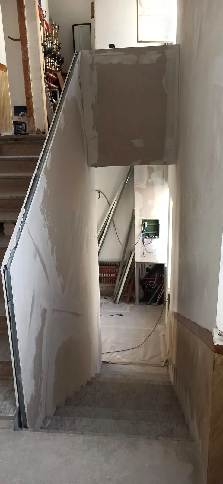 Chiusura in cartongesso, collettore di riscaldamento a vista — Villa in Corso Casale, Torino