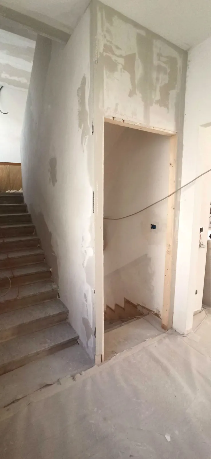 Cartongesso a parete curva nel vano scala — Villa in Corso Casale, Torino
