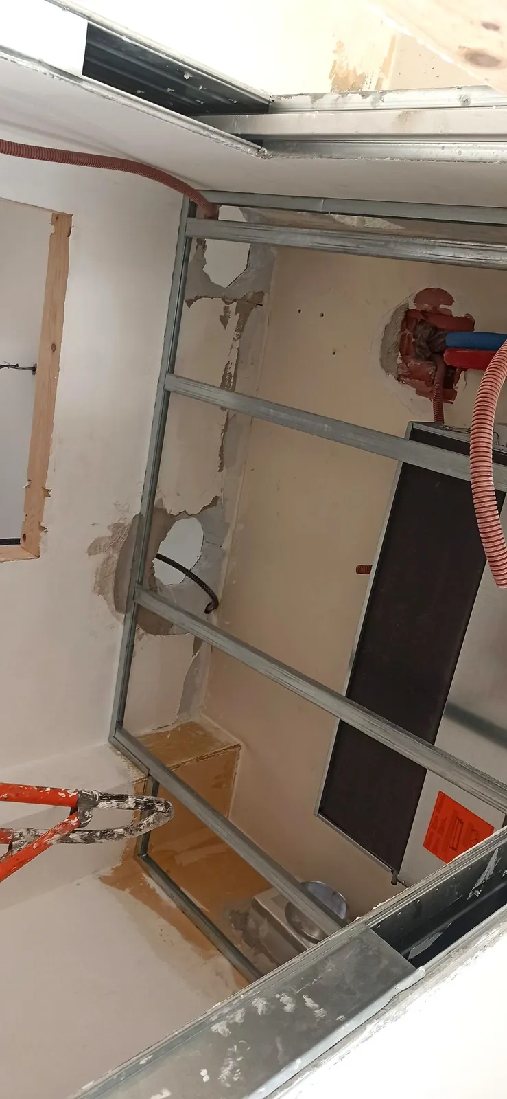 Predisposizione tubazioni dietro il cartongesso — Villa in Corso Casale, Torino