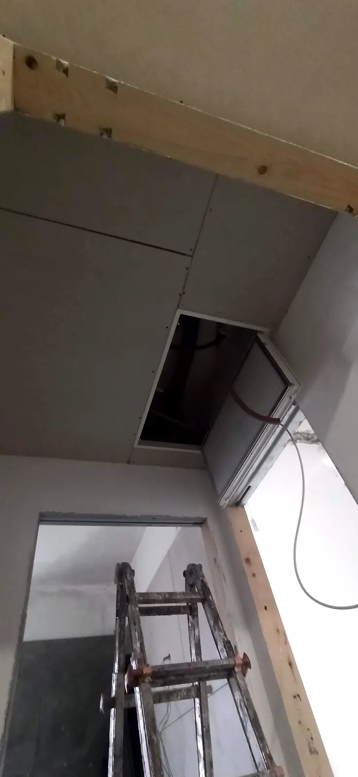 Controsoffitto con botola ispezionabile sopra il fancoil — Villa in Corso Casale, Torino