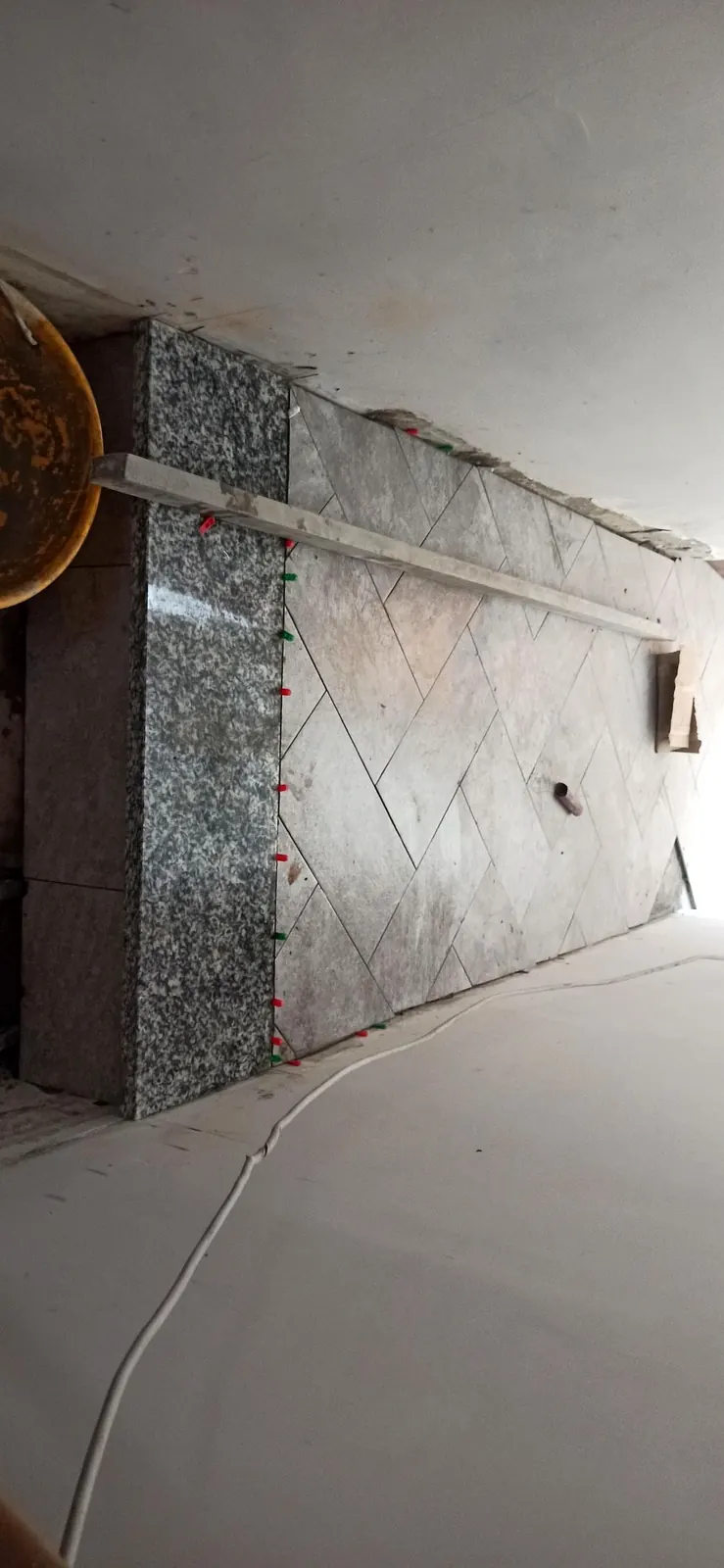 Rivestimento a spina di pesce con gradino in granito — Villa in Corso Casale, Torino