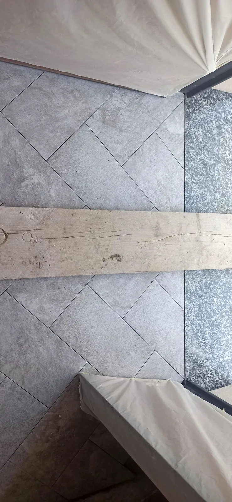 Pavimento a spina di pesce finito, zona ingresso — Villa in Corso Casale, Torino
