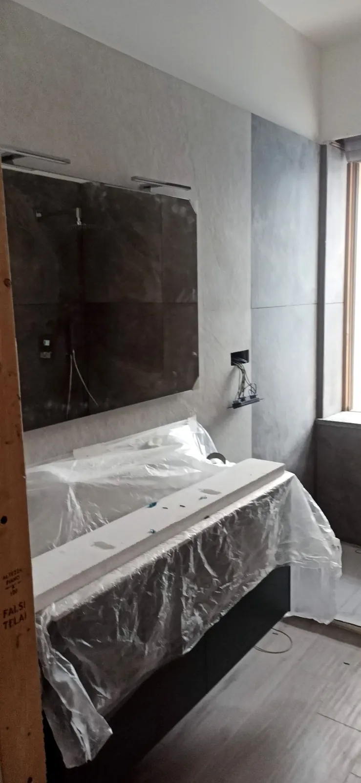 Bagno con sanitari protetti in fase di ultimazione — Villa in Corso Casale, Torino