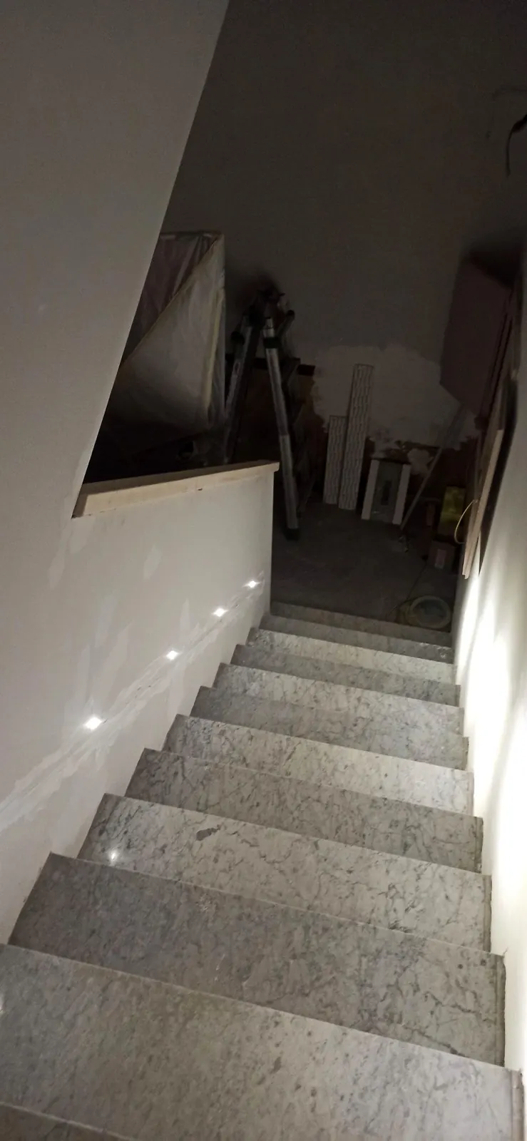 Scala in marmo con LED segnapasso, quasi ultimata — Villa in Corso Casale, Torino